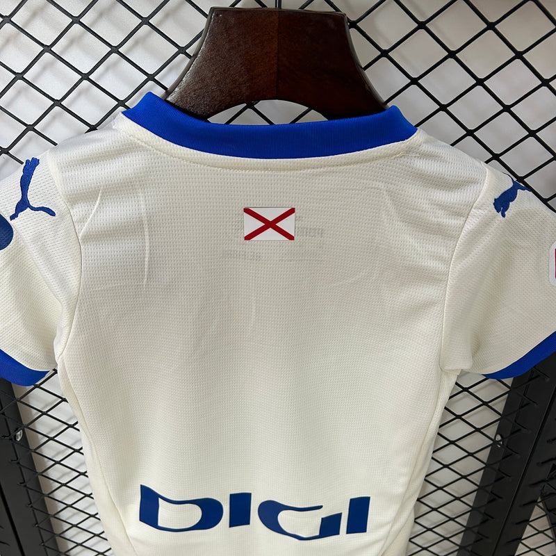 Camiseta DEPORTIVO ALAVÉS 24/25 - Niños (Pantalón Corto Incluido) (Medidas en la Descripción)